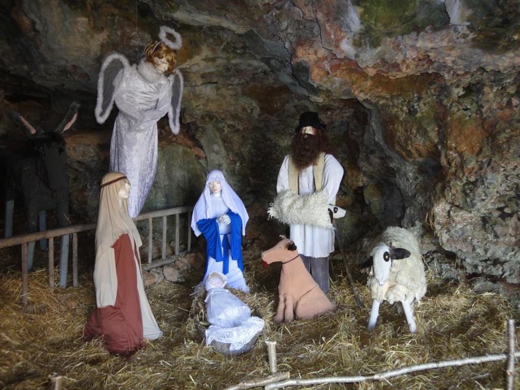 Crèche in a cave at Loze